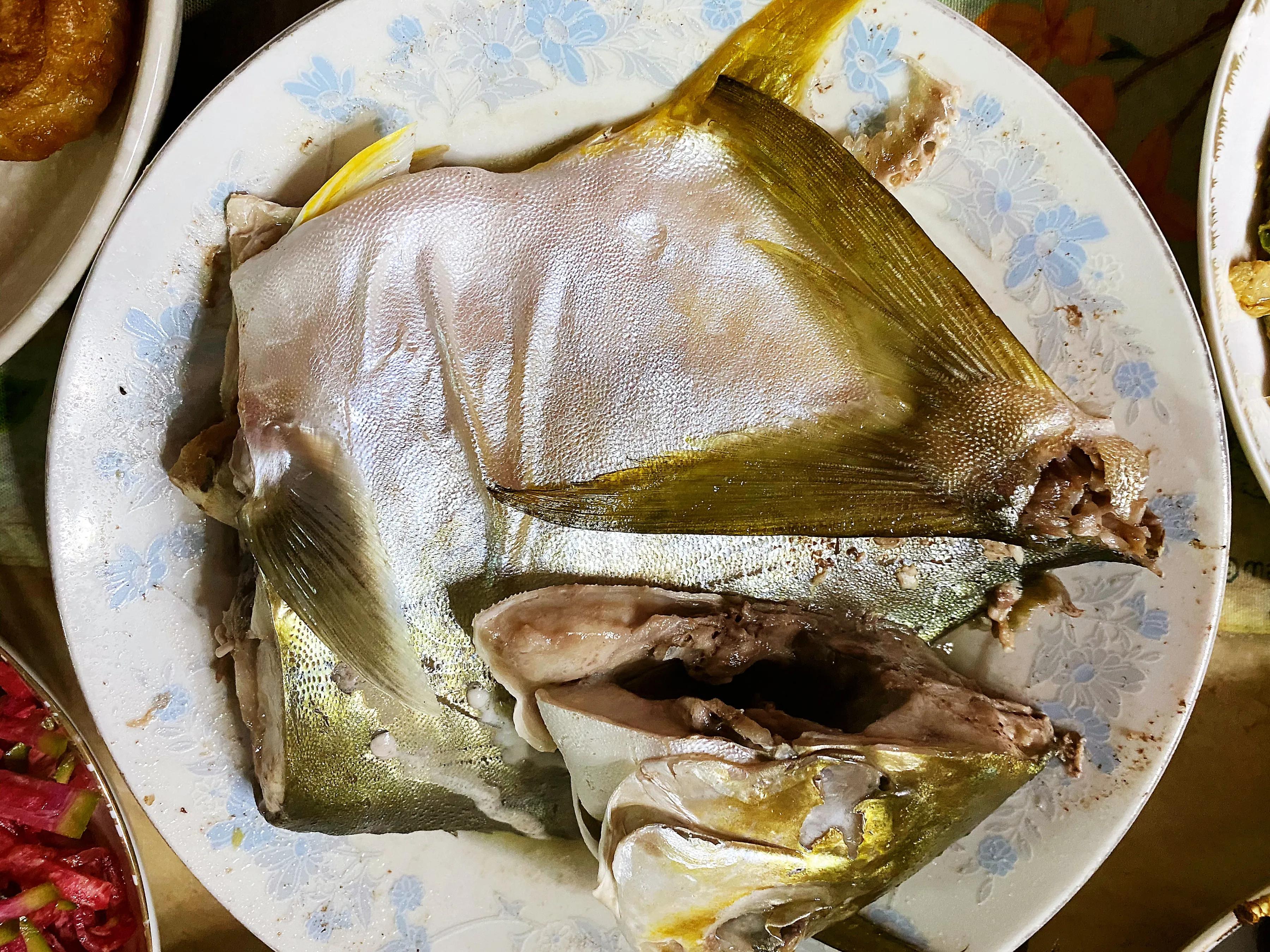 微波炉正宗清蒸鲳鱼做法,清蒸金鲳鱼家常做法摆盘