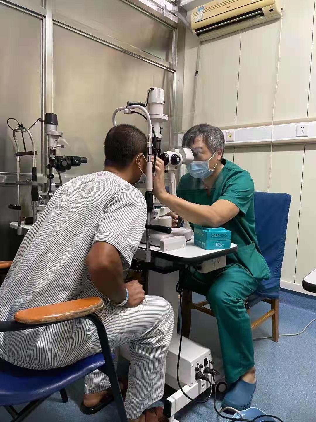 疼！电钻钻头蹦进眼里哈医大一院眼科专家用磁铁吸出近1厘米长的铁块…