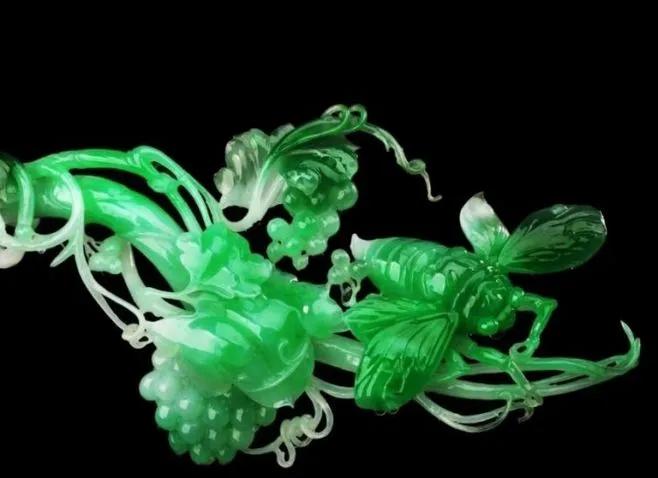 生日男友送的翡翠吊坠，朋友出200万想买下，估价后都不敢佩戴了