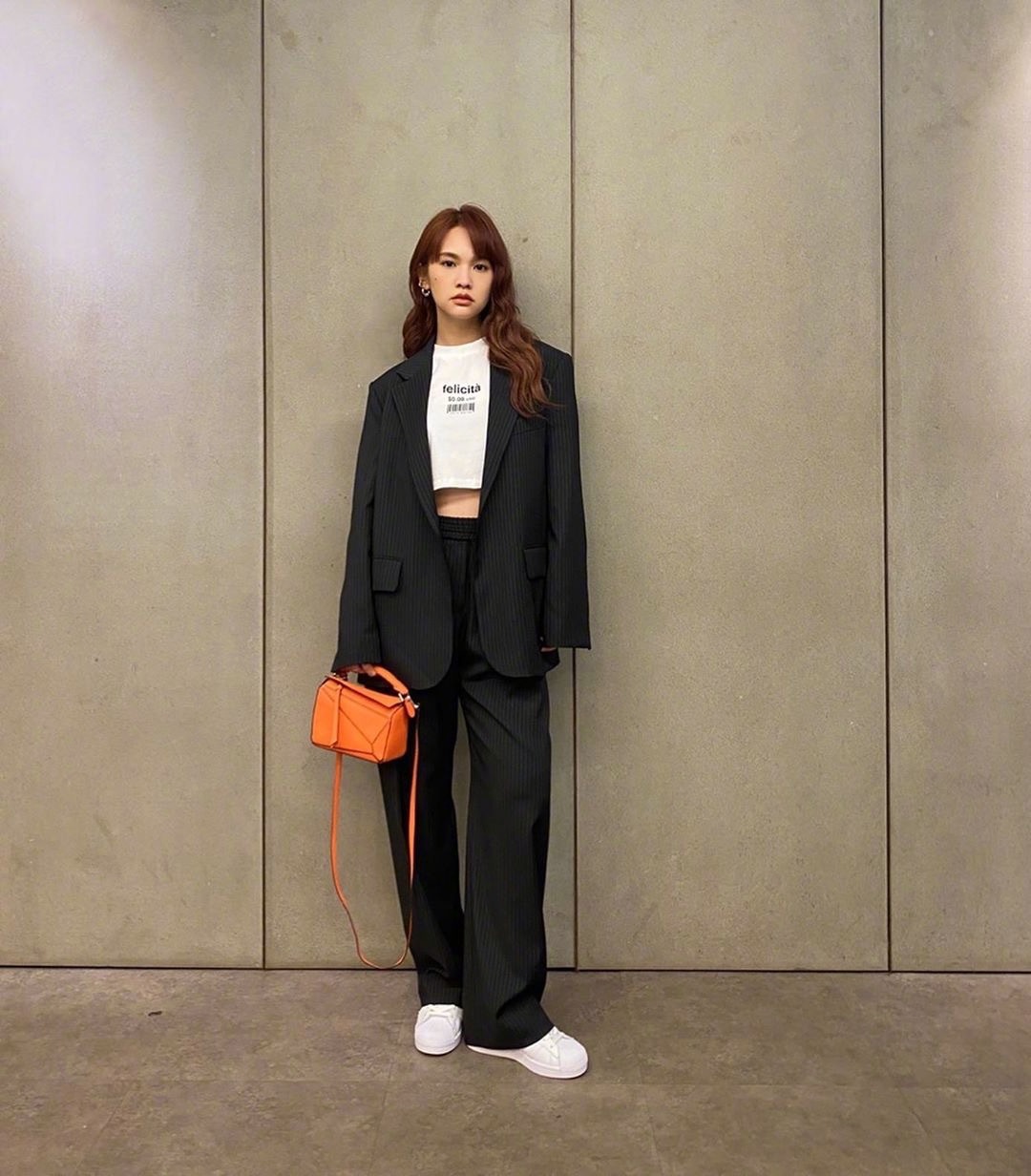 杨丞琳晒最近健身照，白色露脐背心配黑色哈伦裤，状态越来越年轻