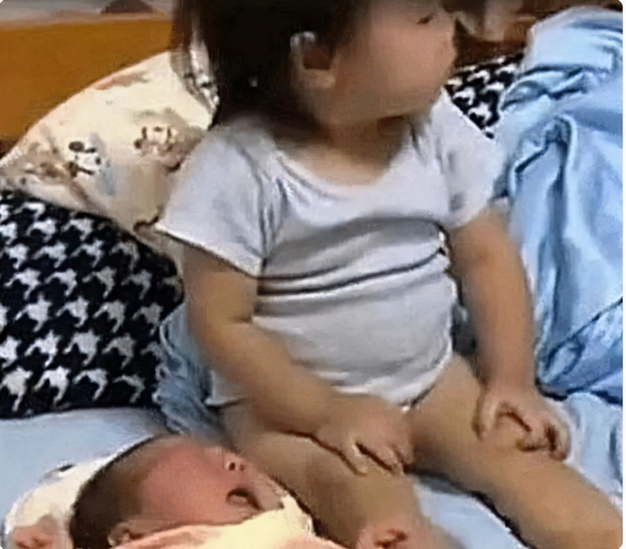 严厉姐姐训弟弟,严厉的姐姐教育弟弟