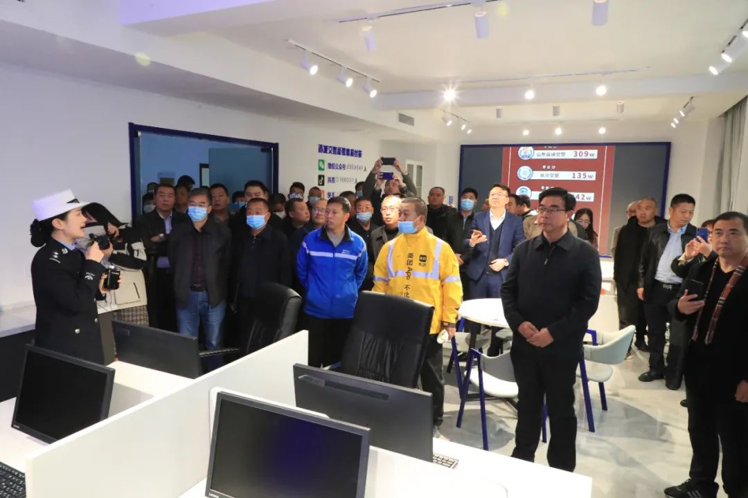 交警中队向人大汇报,晋城交警连心桥