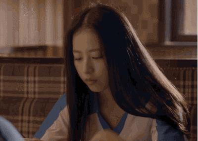 周雨彤最新穿衣搭配,周雨彤减龄穿衣搭配