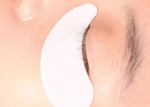 嫁接睫毛技术进行中,m型嫁接睫毛教程零基础手法