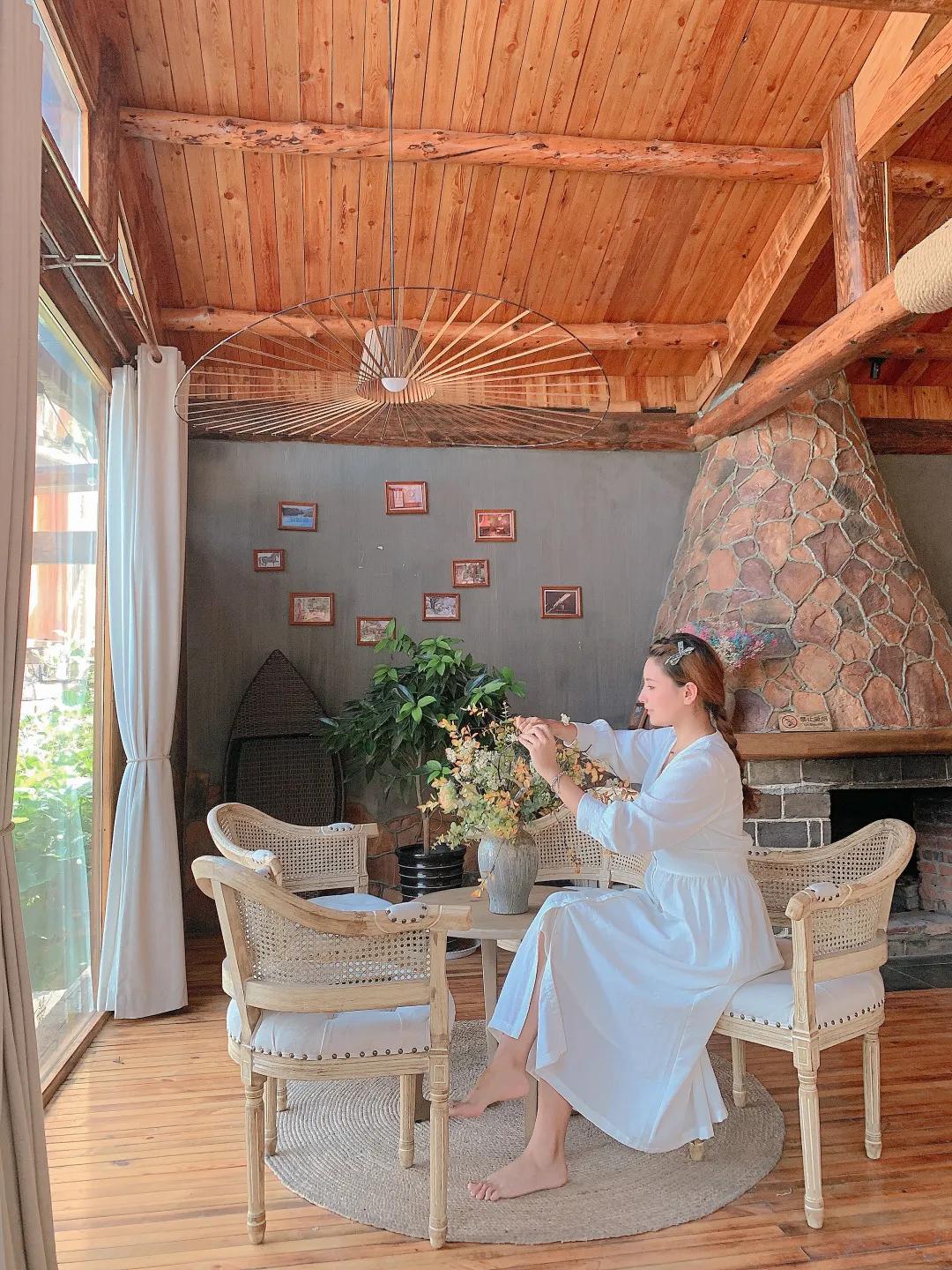 神仙眷侣辞掉高薪工作，爆改废弃山谷，造无边恒温泡池，全景树屋