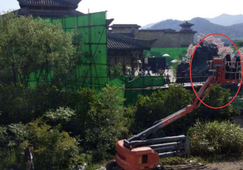 杨幂遭工作室曝光素颜照,杨幂被拍在横店