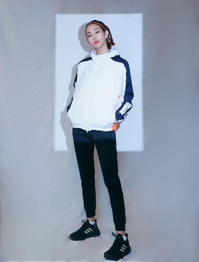 张钧甯穿白色运动服配黑运动裤帅气时尚很有型，运动服也能这么美