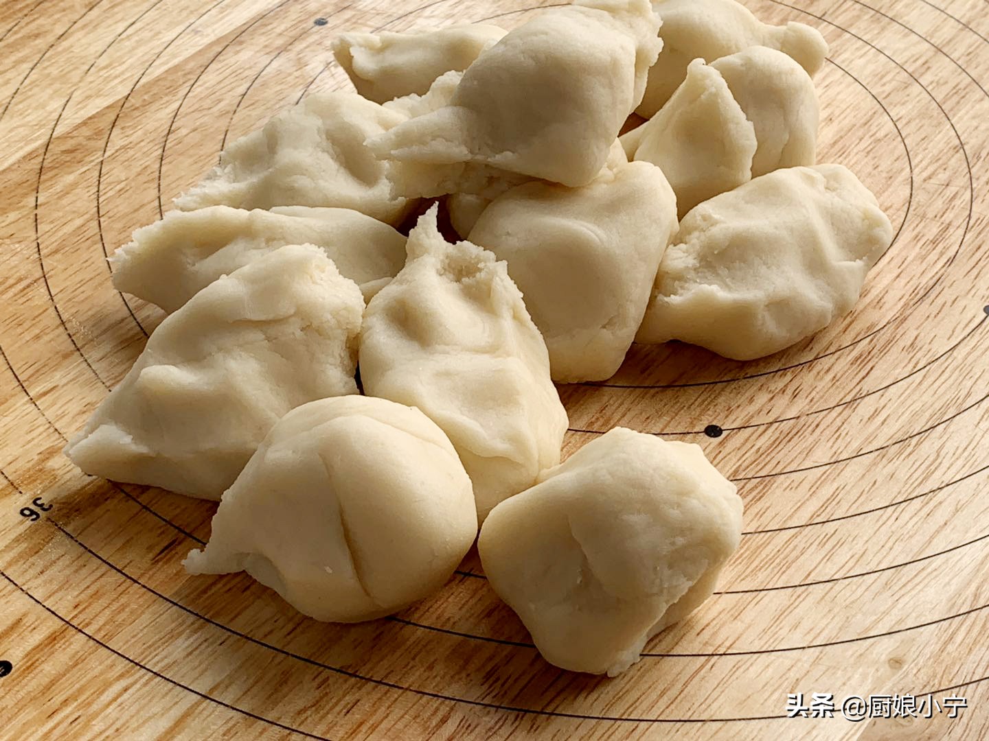 油炸糕怎么做才会蓬松酥脆视频,大黄米面油炸糕怎样做酥脆鼓大泡