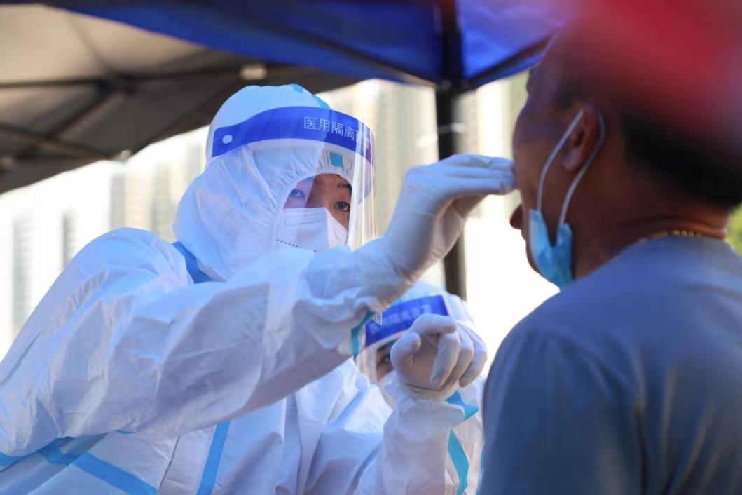 抗疫战场党旗飘扬,抗疫党旗在风雪中飘扬