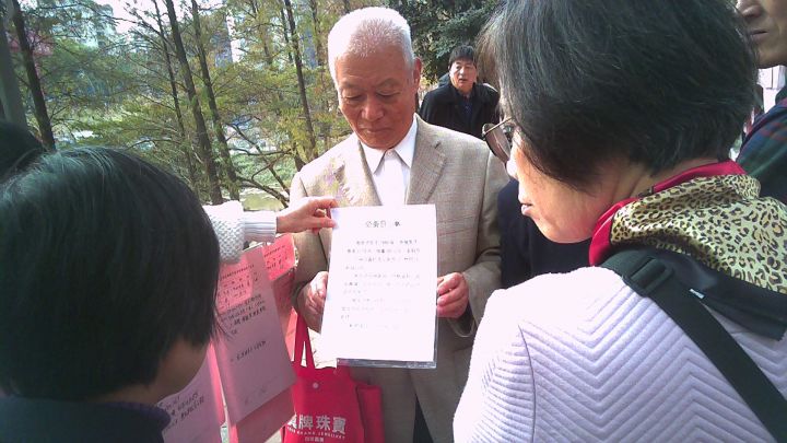 在相亲角逛了一圈，我们差点脱不开身