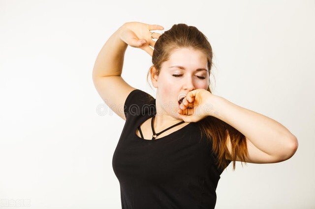 一到下午四五点就犯困是怎么回事,总犯困想睡觉和甲状腺有关吗