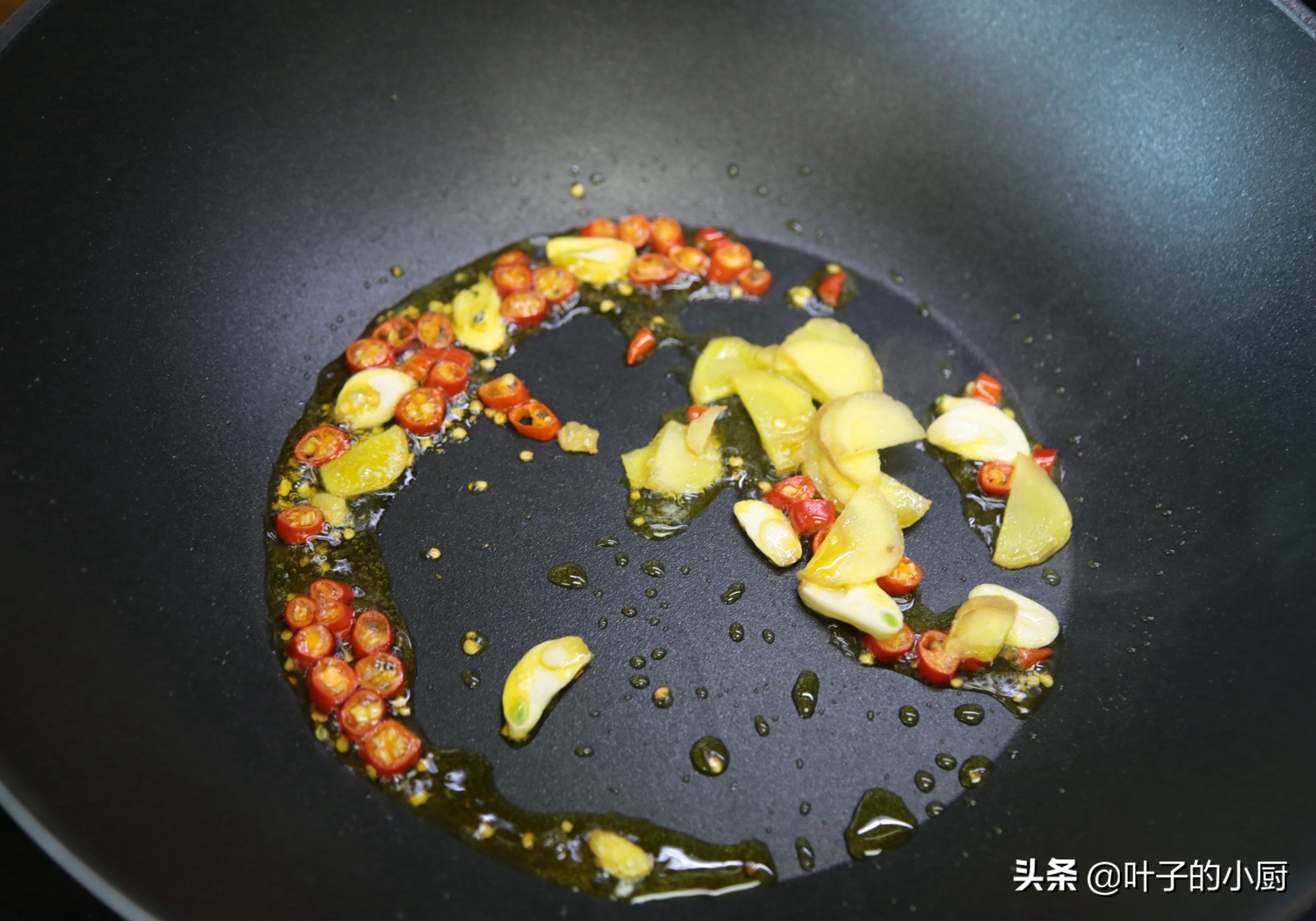 炒蒜苗为什么会苦,炒蒜苗为什么会出汤