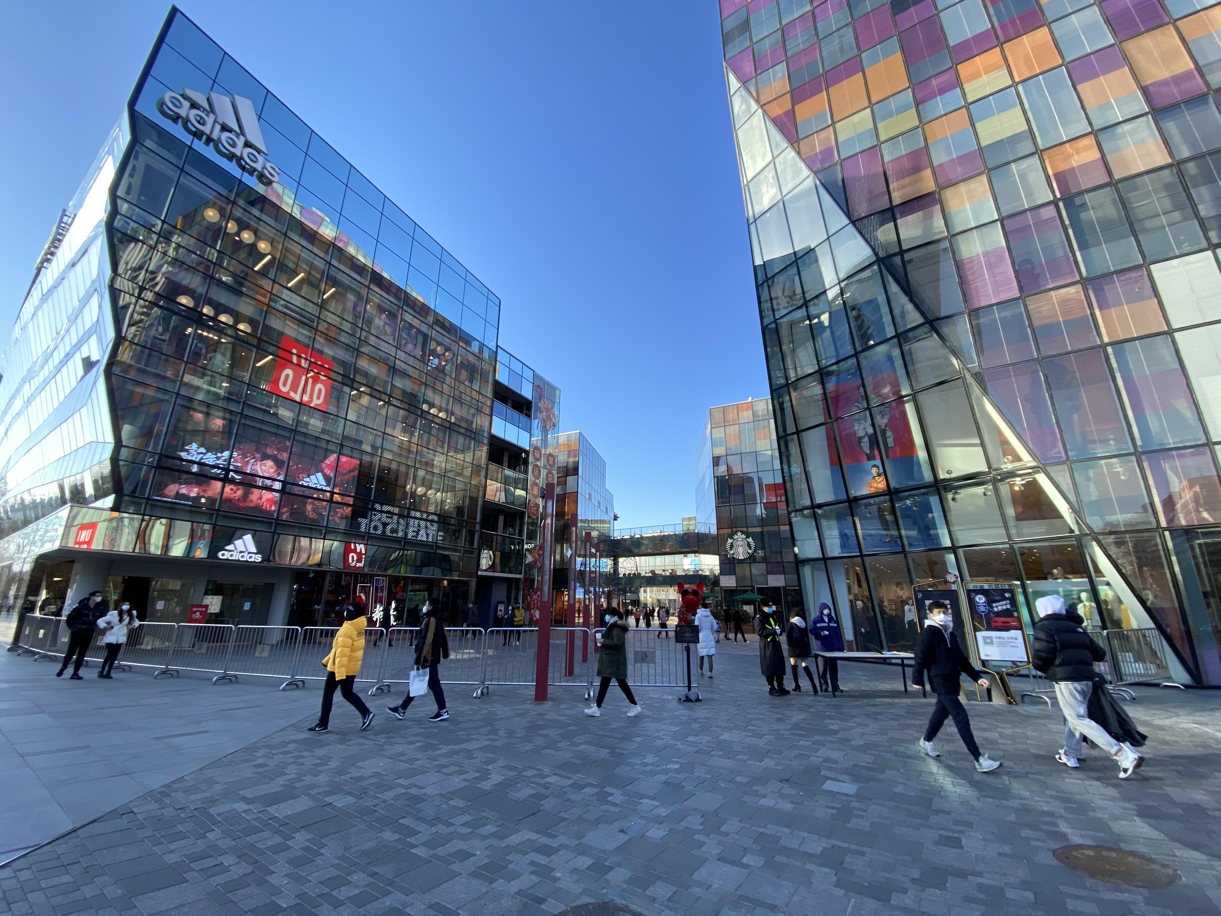 建微信群、发打油诗、刷屏朋友圈、对老客人嘘寒问暖，疫情中的奢侈品专卖店纷纷放下身段促销售