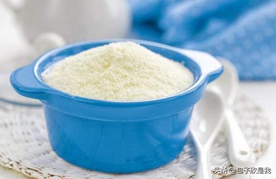 冲奶粉起坨是水温太低还是太高,冲奶粉怎么做到气泡少