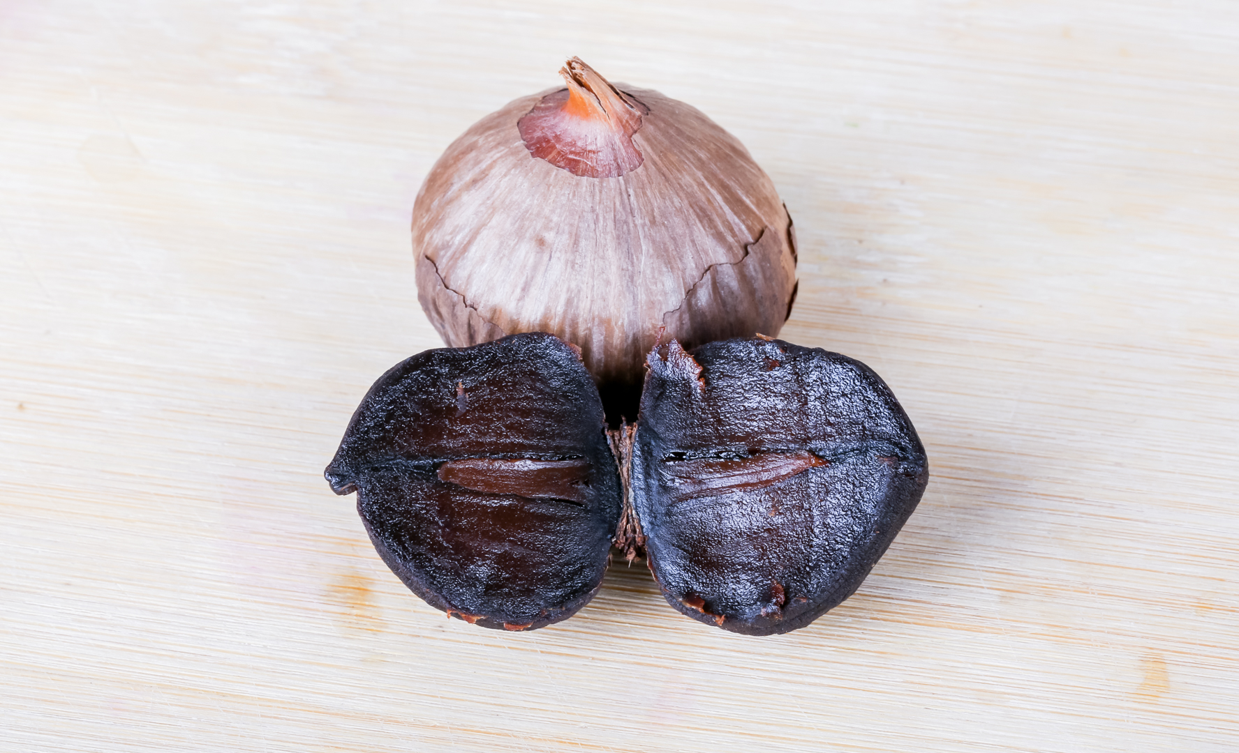 黑蒜小众零食,看着像梅子吃起来像李子的水果