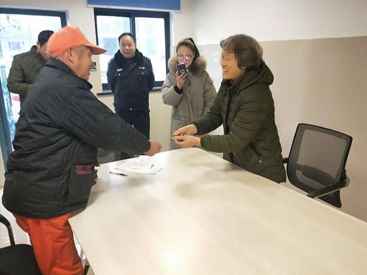 保洁捡到一万元手镯,捡来的金手镯怎么处理