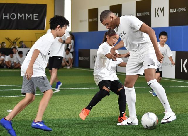 姆巴佩与小球迷见面,姆巴佩沉浸式观赛