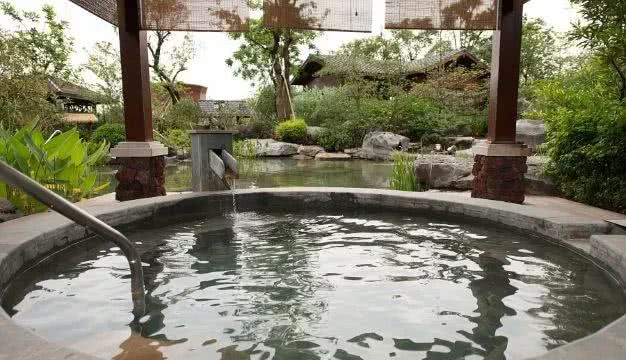 不用去泰国可以玩的景点,日本十大温泉胜地推荐