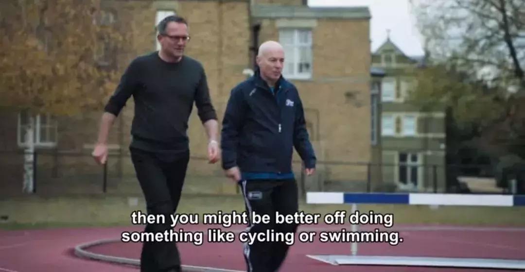 快走比跑步更毁膝盖,散步和跑步哪个更伤膝盖