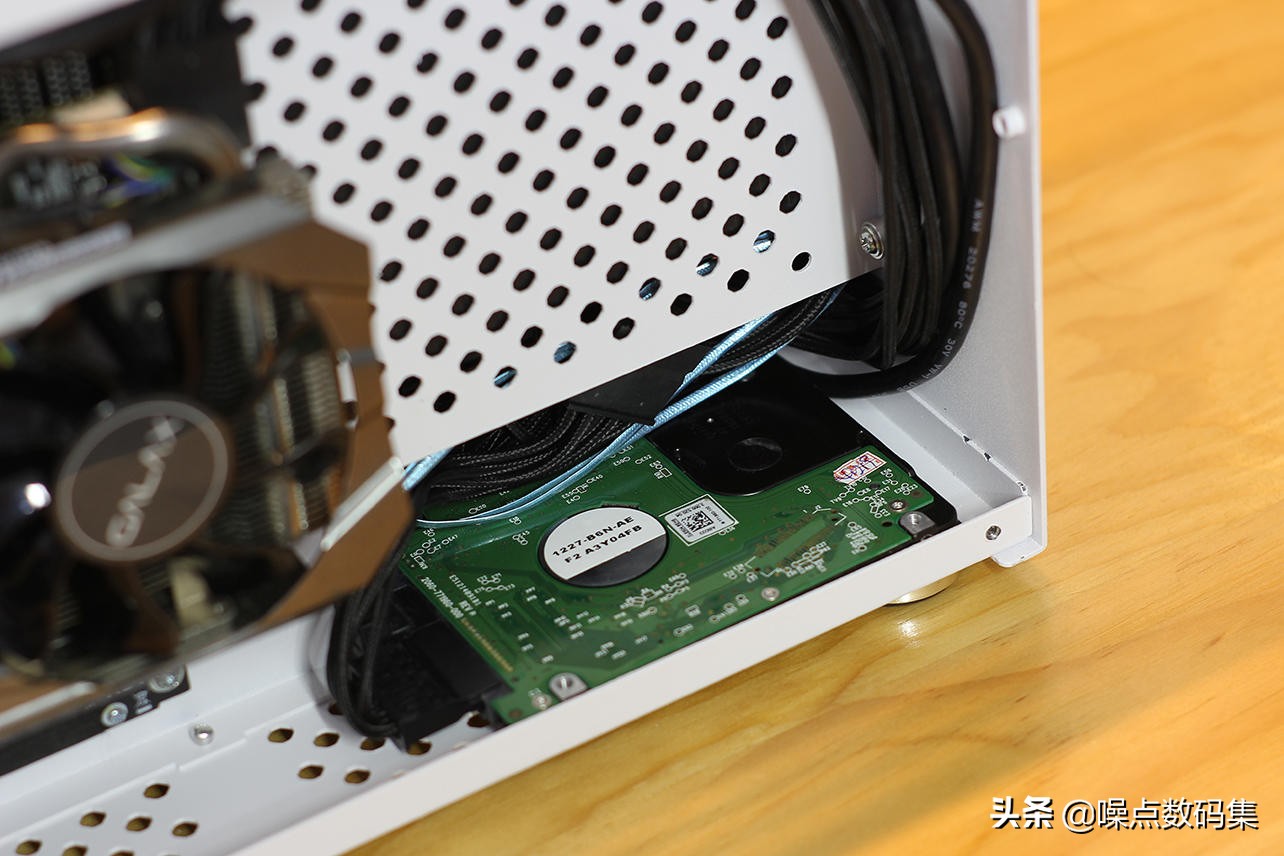 超频三蜂鸟100机箱,超频3蜂鸟i100装机