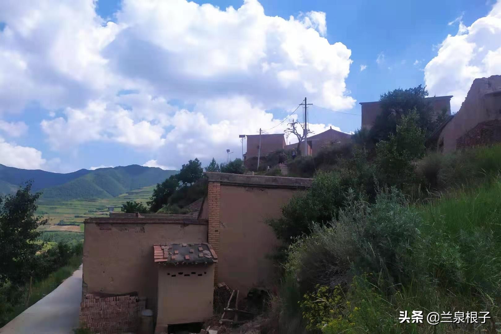 兰州南部大山深处山脊线上的美丽原野乡村沟对巴