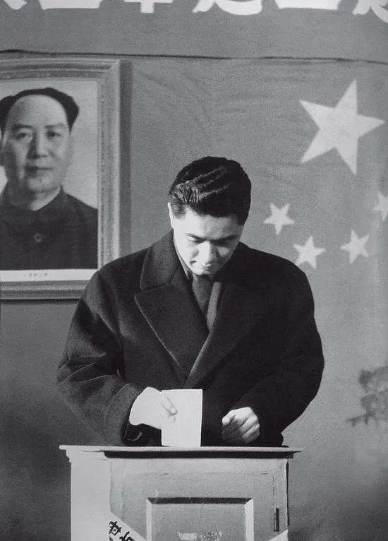 荣毅仁与夫人相守70年，相识于校园，育有4女1子，一个脑炎后遗症