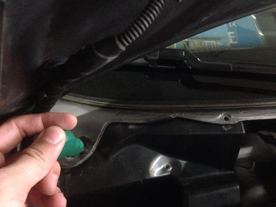 冷天空调暖风耗油吗,为什么冬天开空调暖风不往下面吹