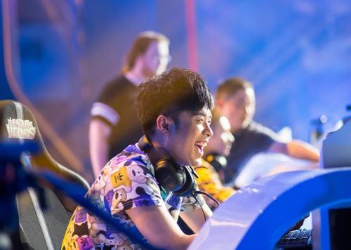 陈赫为什么那么有钱,陈赫靠副业总资产破千亿