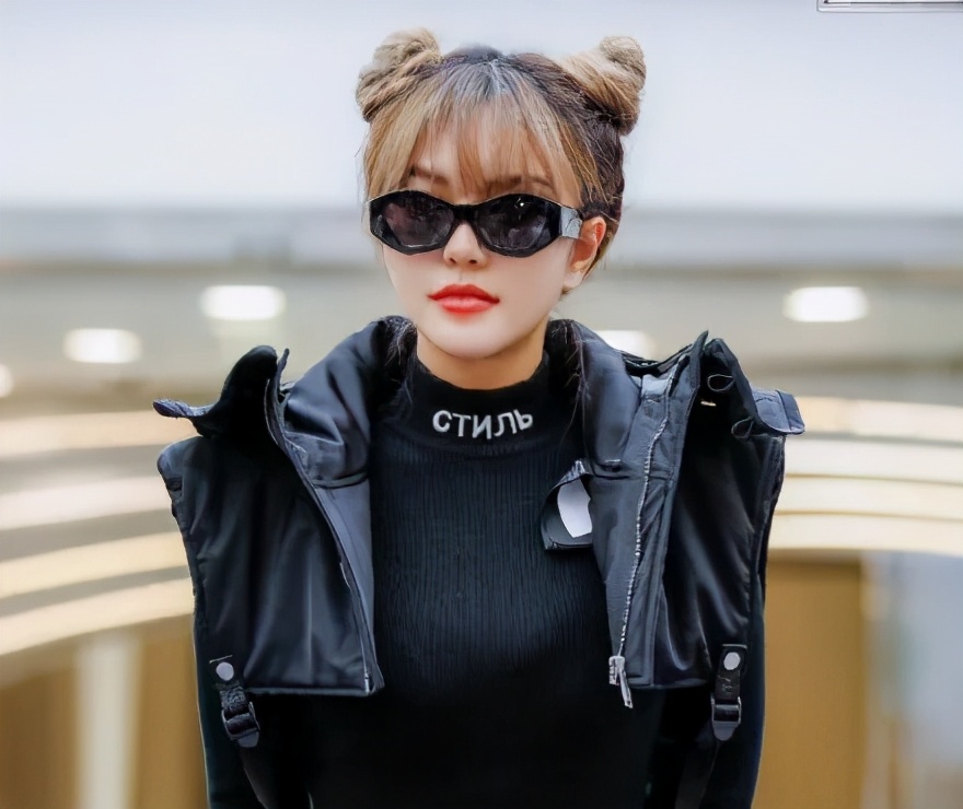 周扬青造型被吐槽脖子短,周扬青深夜晒发照片