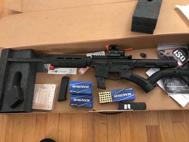 疫情来袭，在美华人纷纷囤枪，选枪是门大学问，听听大佬怎么说？