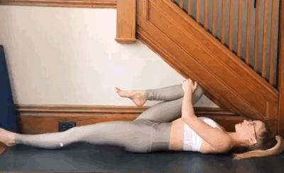 睡前瑜伽动作非常适合久坐一族,久坐腰疼腿疼瑜伽怎么做舒服