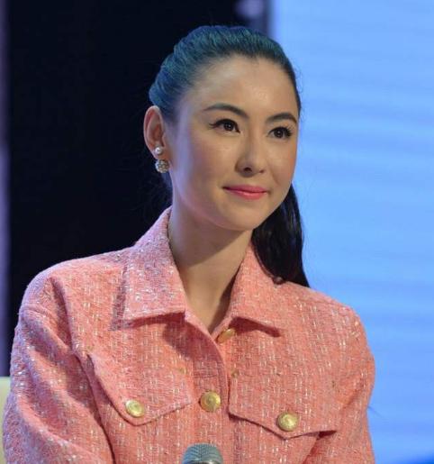 阿娇头部受伤缠绷带照曝光,阿娇受伤后拆绷带首露面