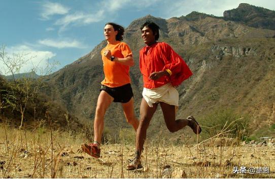 跑鞋发展至今已大大削弱脚部力量：我们能回归祖先赤脚跑的年代？