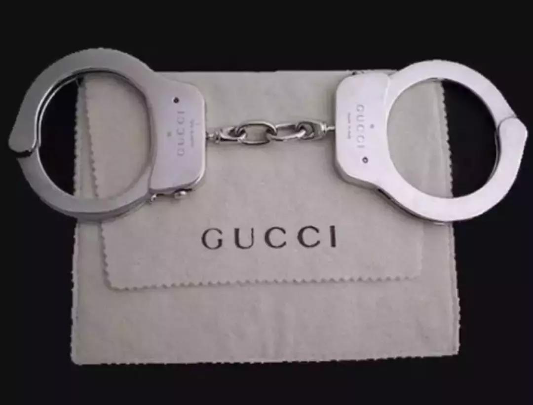 花5000块买了双香奈儿拖鞋，妈妈问我是不是9块9包邮......