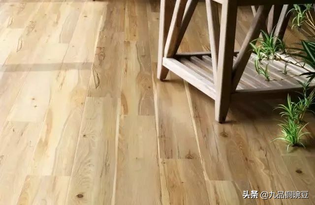 发泡胶打在地板下面地板起鼓,地板上面铺的木地板鼓了怎么处理