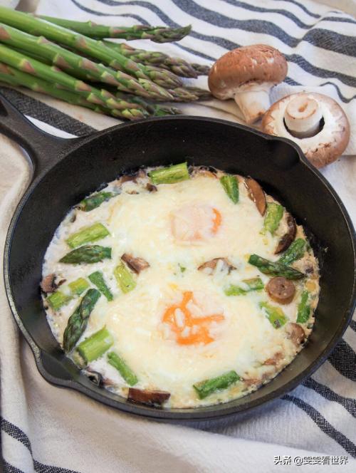 蘑菇芦笋爆蛋吐司,芦笋烤鸡蛋的做法视频