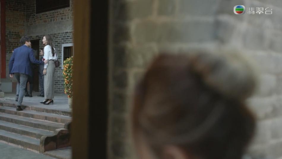 情侣开房也要找黄牛？这8.8高分剧，逼疯的不只香港人