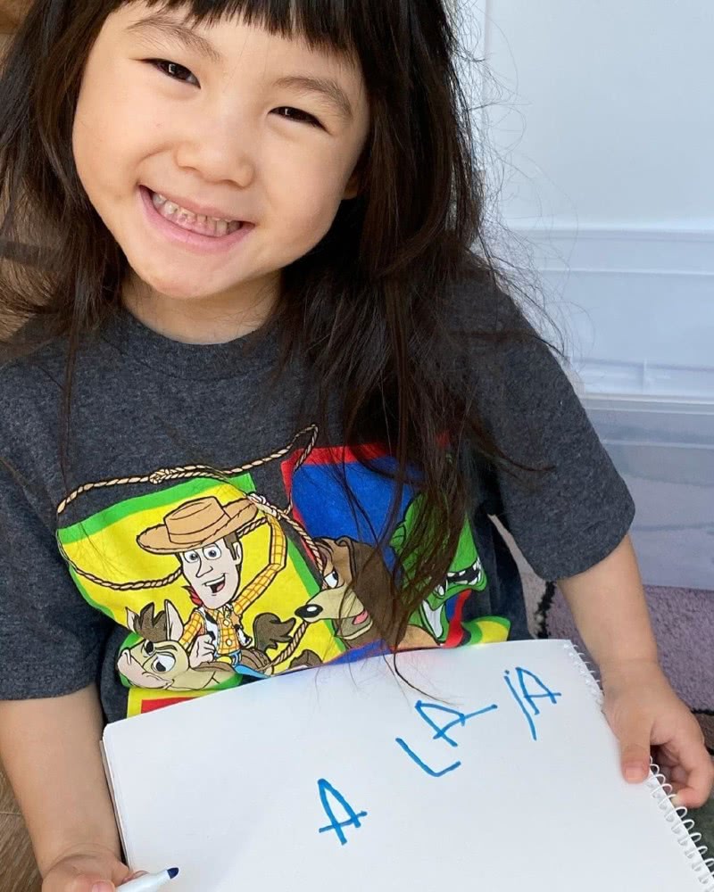 陈冠希晒女儿同框,陈冠希晒女儿萌照简直是其翻版