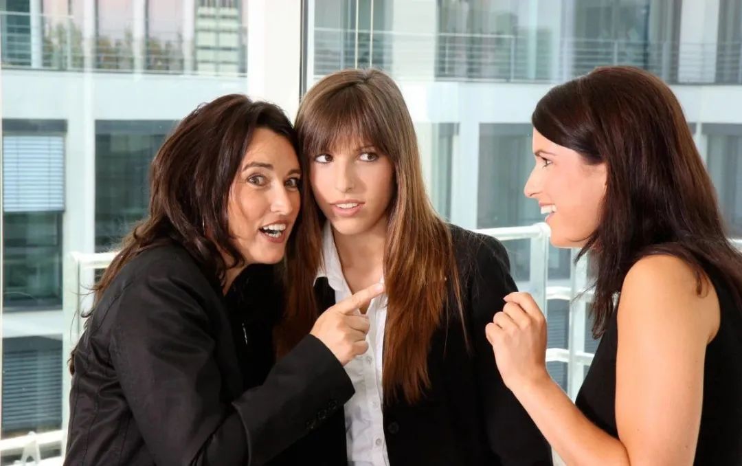 同事对你说话怎么调侃高情商,怎么面对同事的冷语和嘲讽