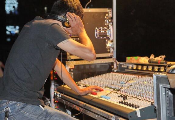 音乐表演和音乐教育就业哪个好,音乐生学音乐编创专业的就业前景