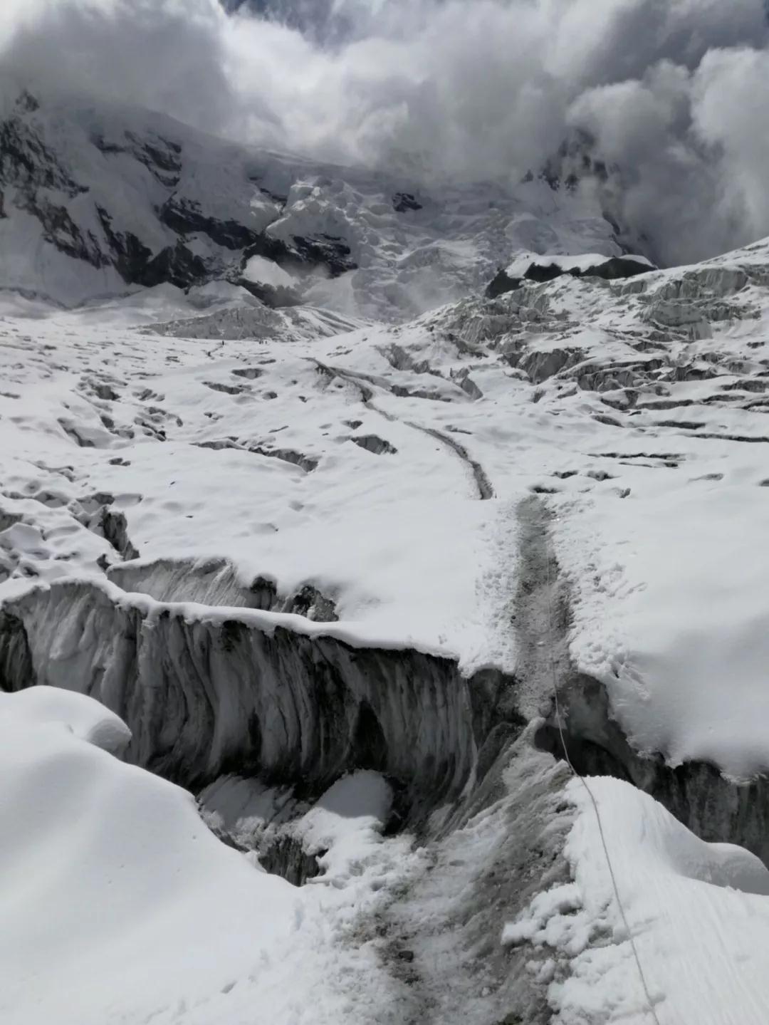 马纳斯鲁纪录片,马纳斯鲁日照金山