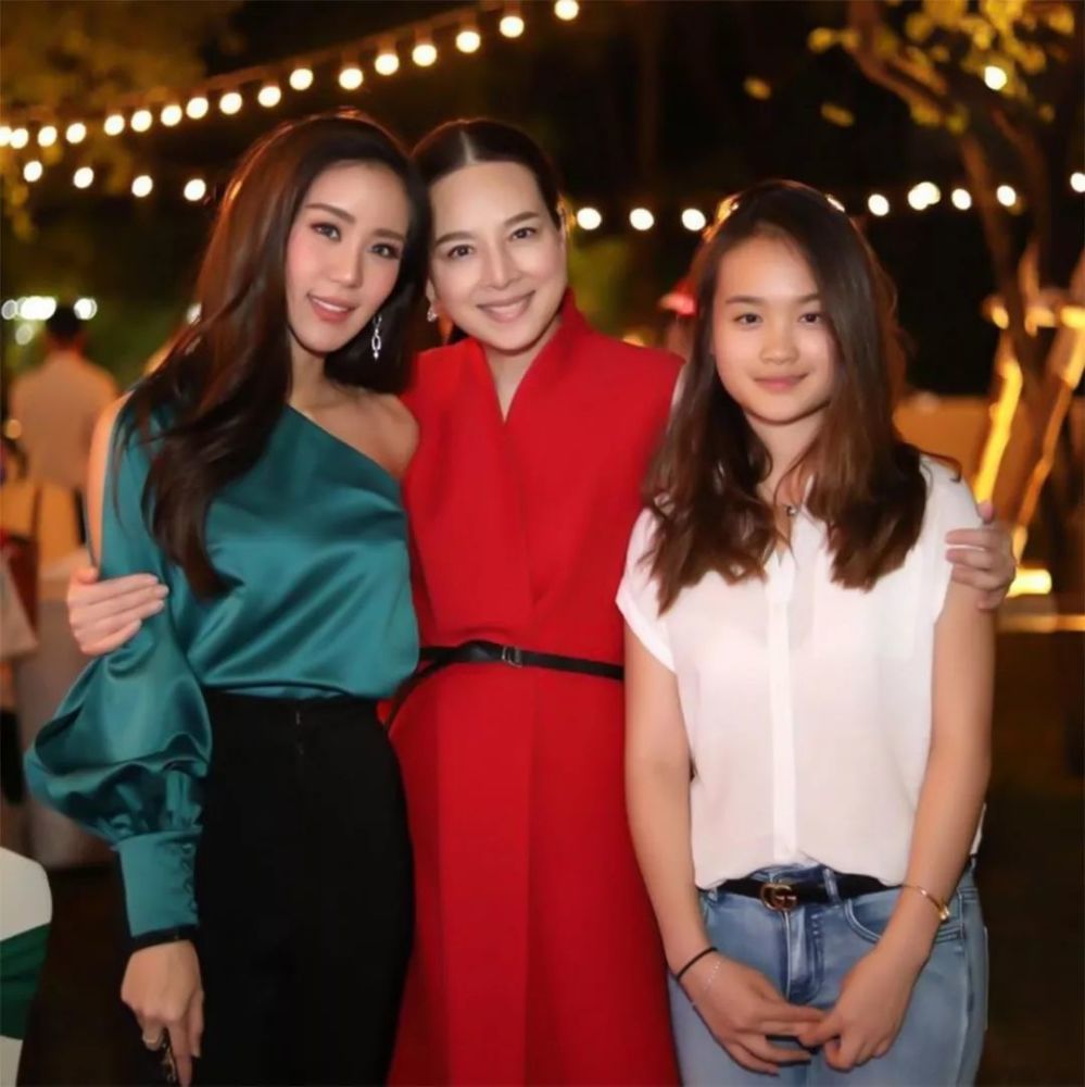 泰国女首富伍伦盼足球,泰国女足总经理伍伦盼写真