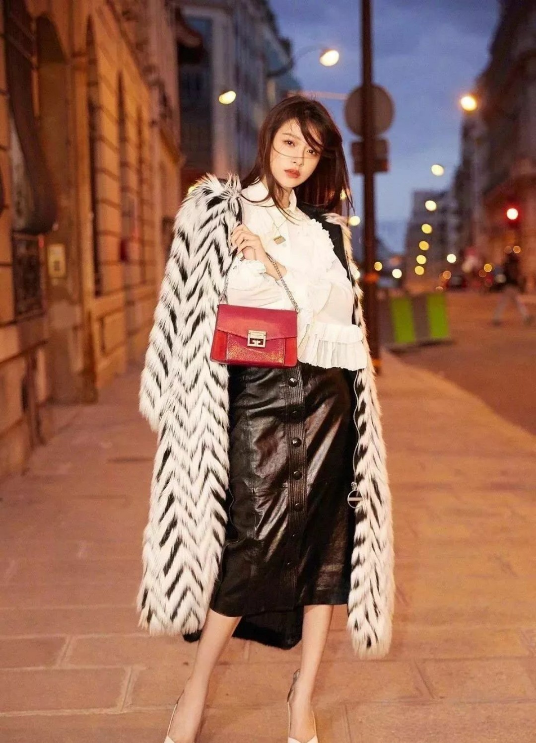 冬天大衣适合搭配什么样的包包,今年冬天穿的羊绒大衣怎么搭配