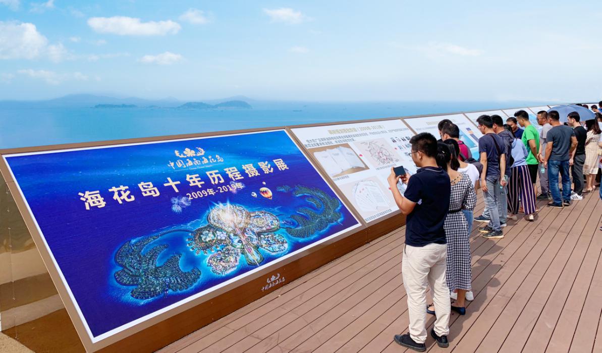 那个亲手绘制海花岛的男人献上了他对祖国的贺礼