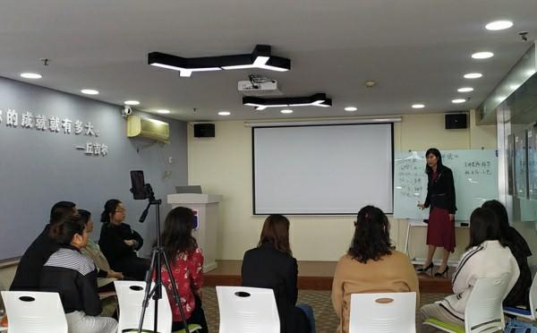 提升口才技巧培训现场,口才提升培训课程