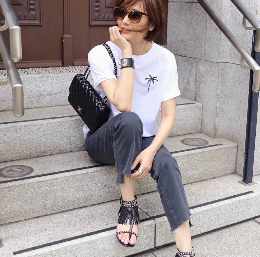 51岁的她无惧年龄，用基本款打造出“无龄感”穿搭，时尚又高级