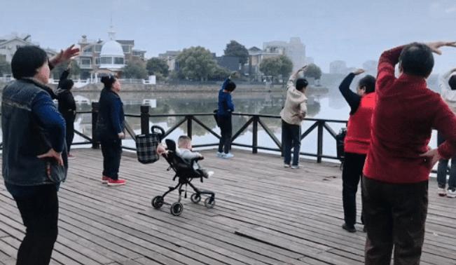 萌娃被奶奶带进“3D环绕”,内心:好家伙,给我整进盘丝洞了?