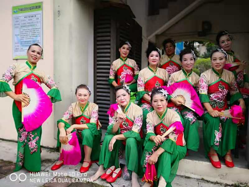 老年秧歌队庆祝元宵节,赞美老年秧歌队
