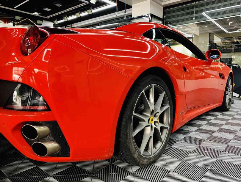 新车贴膜有很多小气泡比较模糊,新车4s玻璃贴膜都是小气泡