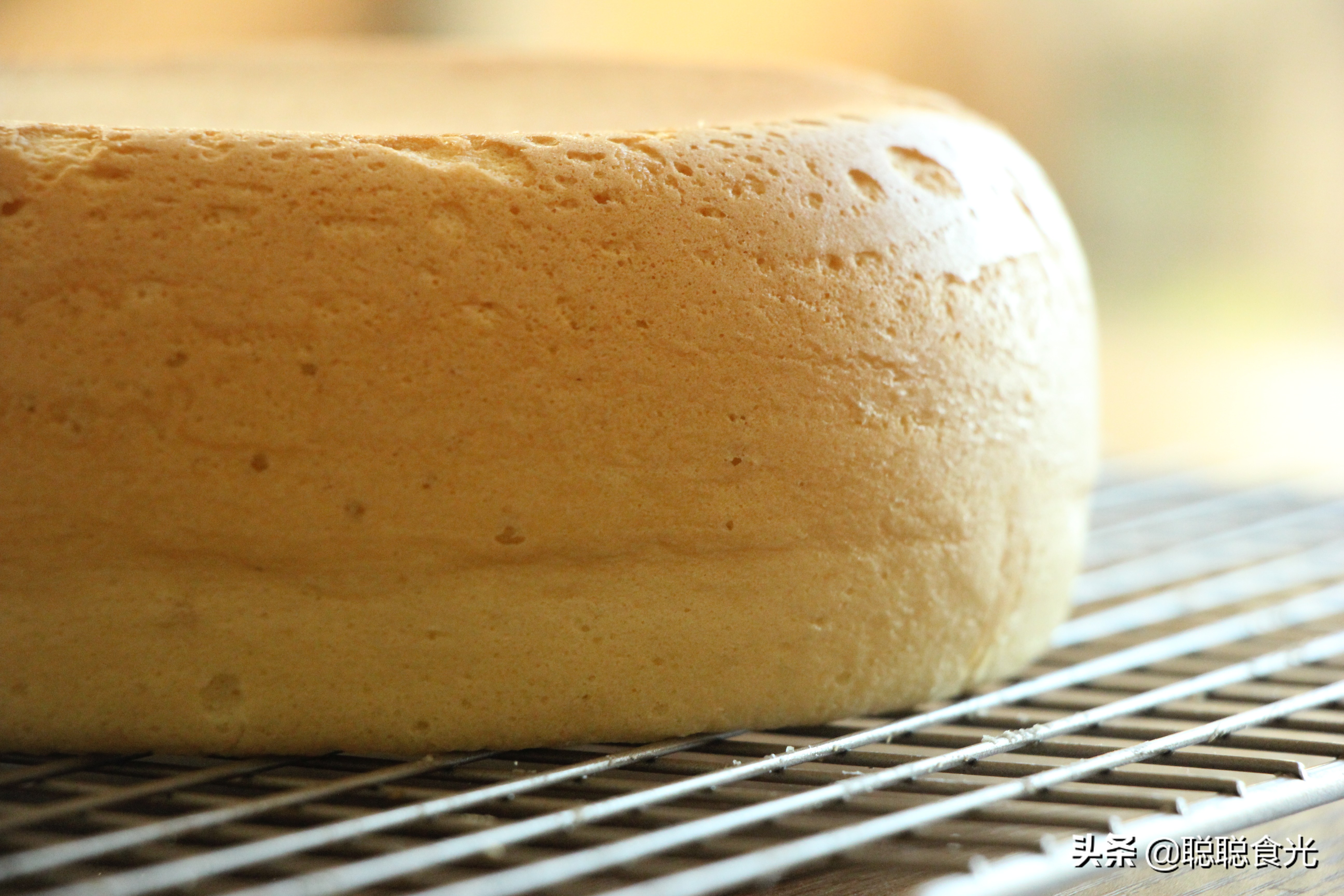 用电饭锅鸡蛋做蛋糕最简单的过程,只用鸡蛋和面粉用电饭锅做蛋糕